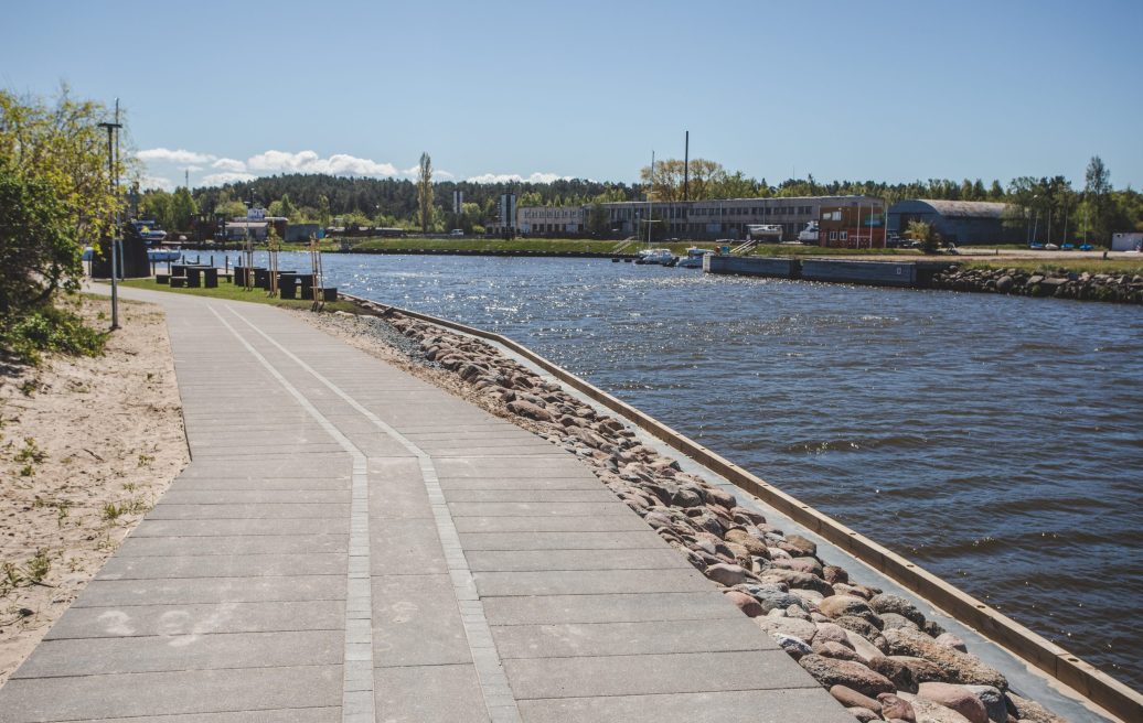 Pāvilostas pretplūdu promenādes krasts ar gājēju ceļu