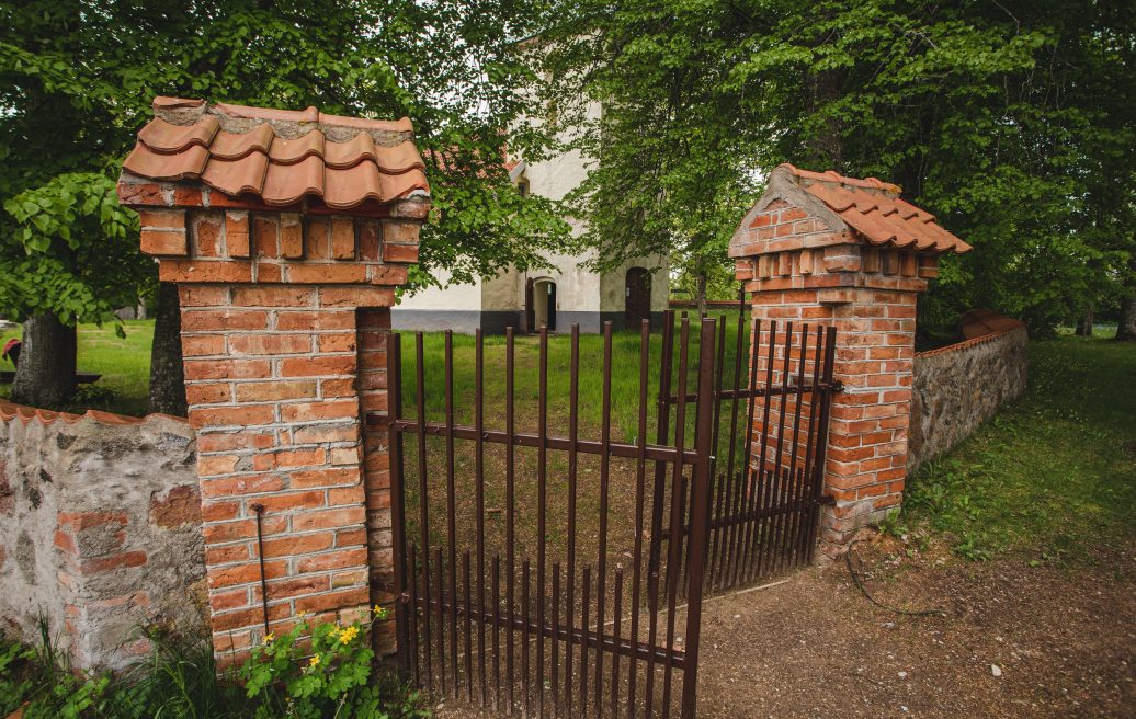 Jūrkalnes Sv.Jāzepa Romas katoļu baznīcas ieejas vārti baznīcas teritorijā