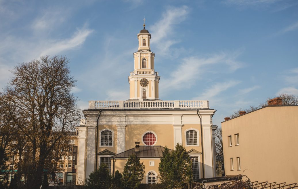 Atjaunotās Liepājas Svētās Trīsvienības katedrālēs tornis tālskatā ar zilām debesīm fonā