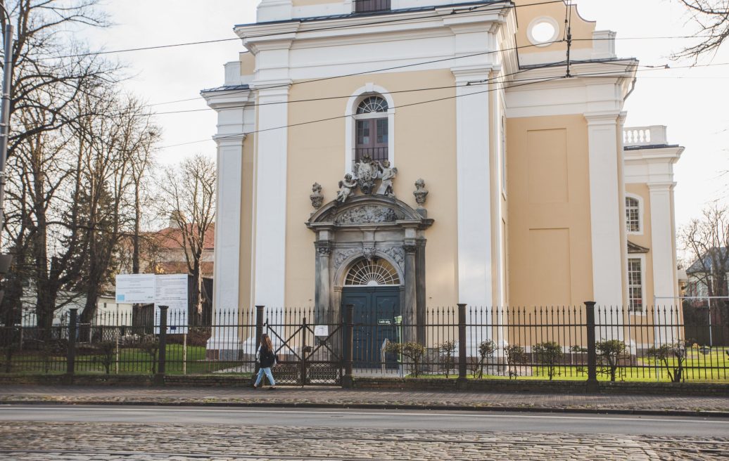 Galvenās ieejas durvis Liepājas Svētās Trīsvienības katedrālē un vārti