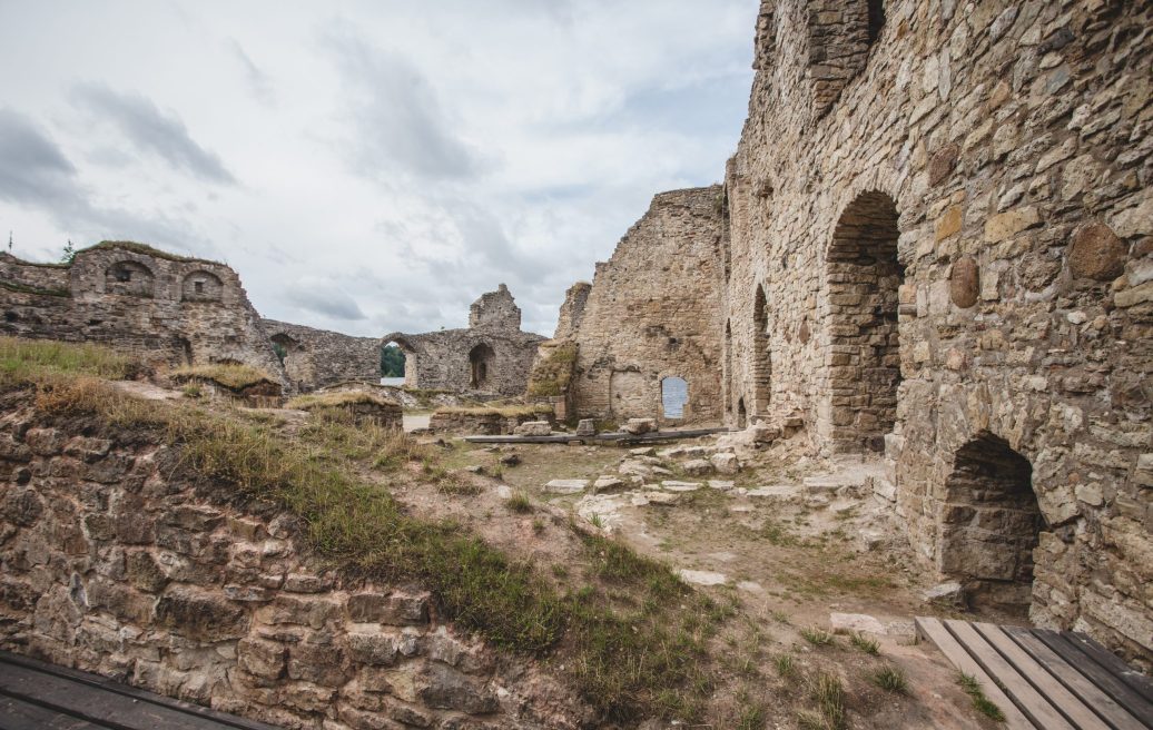 Kokneses pilsdrupas ar redzamām mūra detaļām