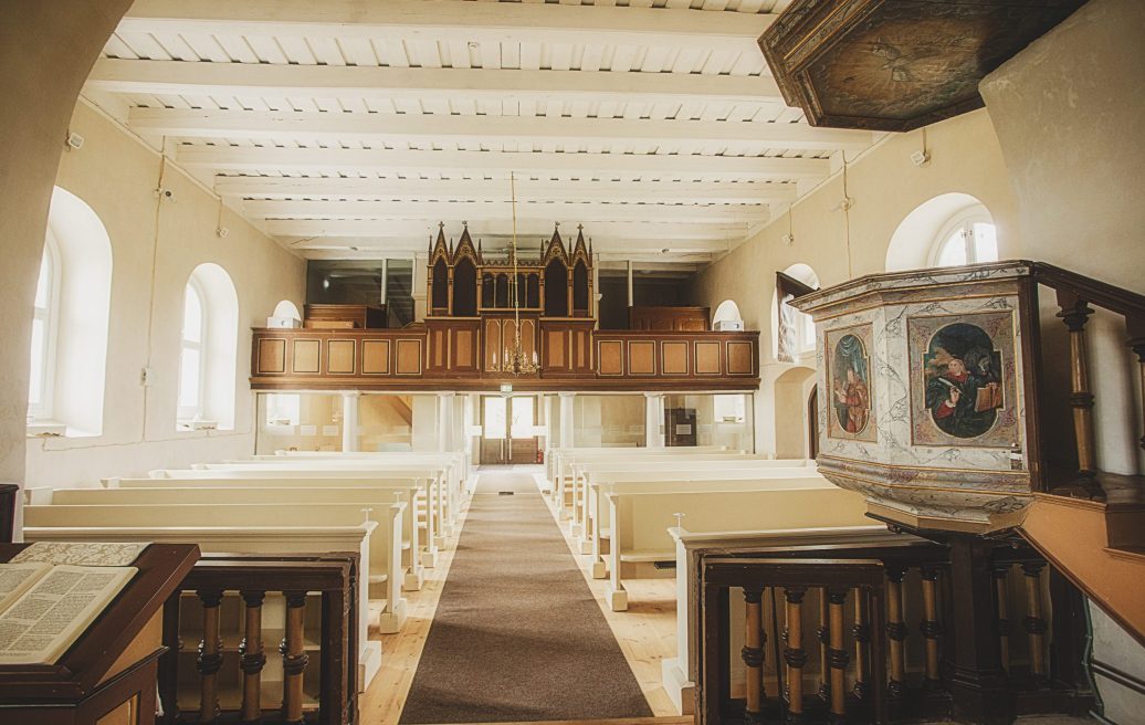 Rubenes evaņģēliski luteriskās baznīcas skats no altāra uz apmeklētāju sēdvietām