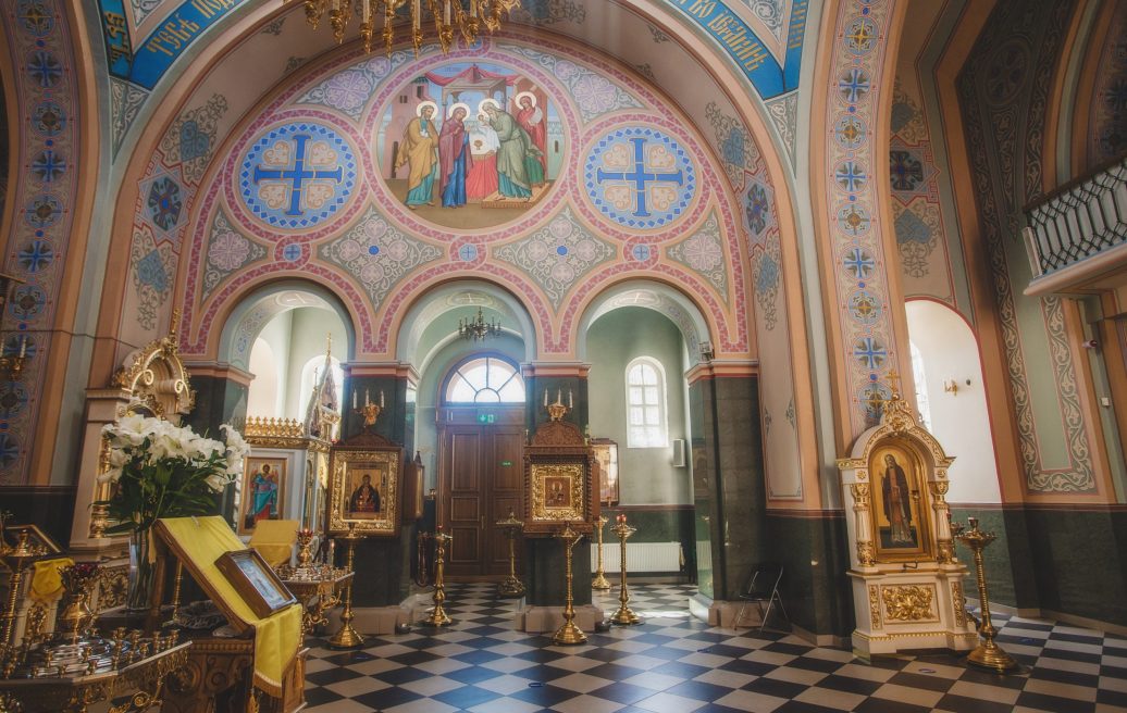 Jelgavas Sv. Simeona un Sv. Annas pareizticīgo katedrāles greznais interjers ar sienas gleznojumiem