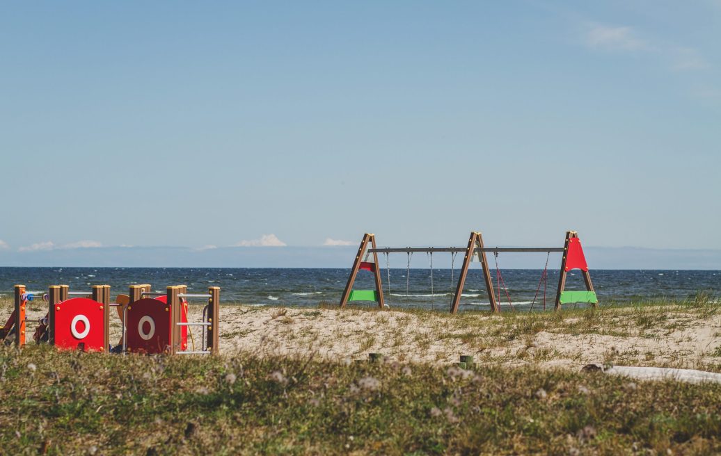 Engures Saieta nama parka kāpu zona ar šūpolēm un bērnu spēļu vietu