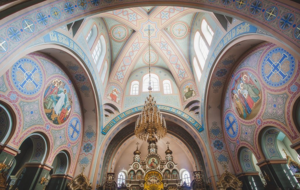Jelgavas Sv. Simeona un Sv. Annas pareizticīgo katedrāles augstie griesti ar grezno lustru
