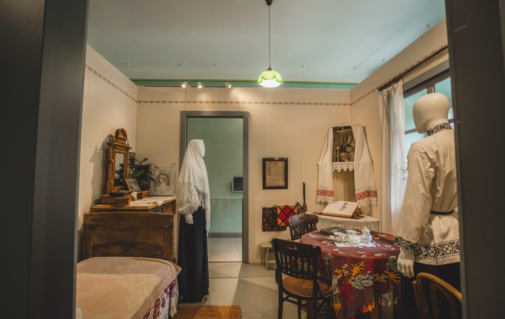 Krustpils pils telpa ar senlaiku apģērbu, kumodi, gultu, galdu, krēsliem un lūgšanas stūri