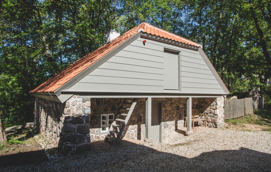 The renovated building of Ungurmuiža with a roof facade