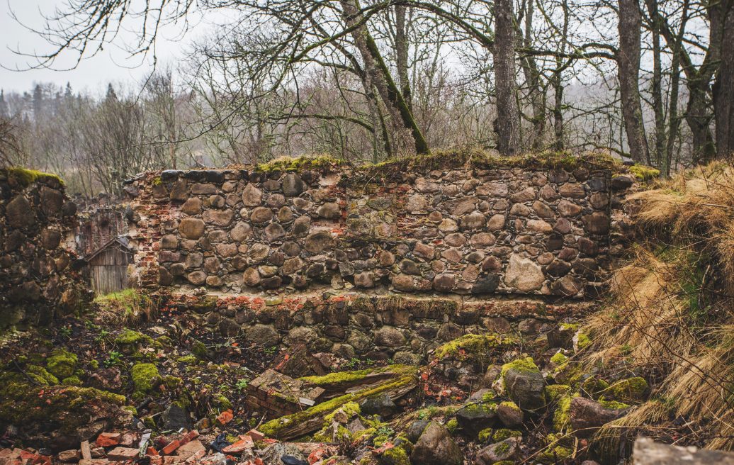 Ungurmuiža ruins wall