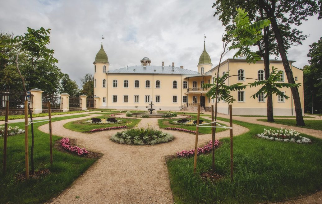 The luxurious garden of Krustpils Castle