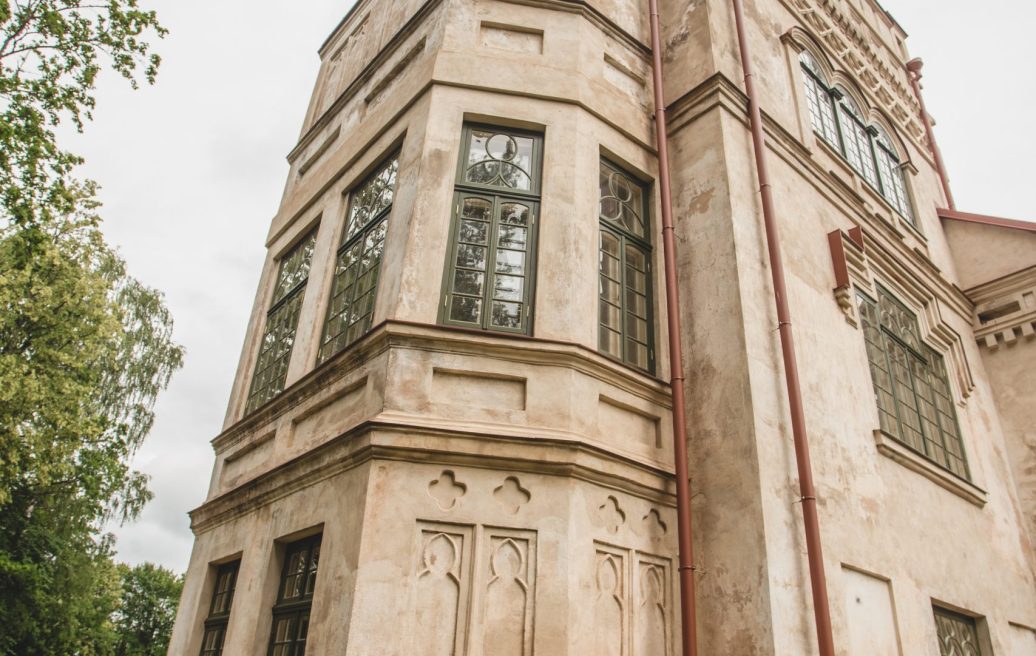 Side view of Preiļi manor before restoration