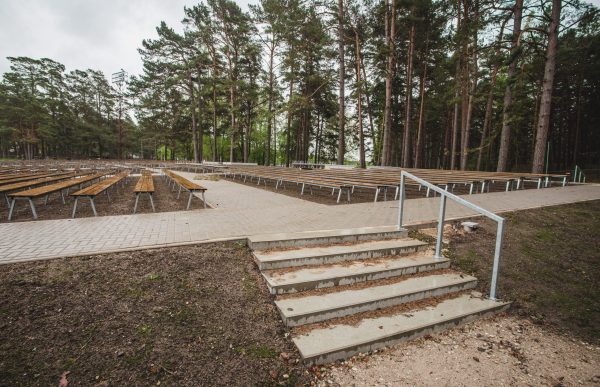 Salacgrīvas Zvejnieku parka estrādes sēdvietas un trepes, kas ved uz sēdvietām