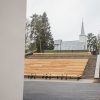 Saulkrastu Neibādes parka estrādes sēdvietas un skats uz baznīcu tālumā