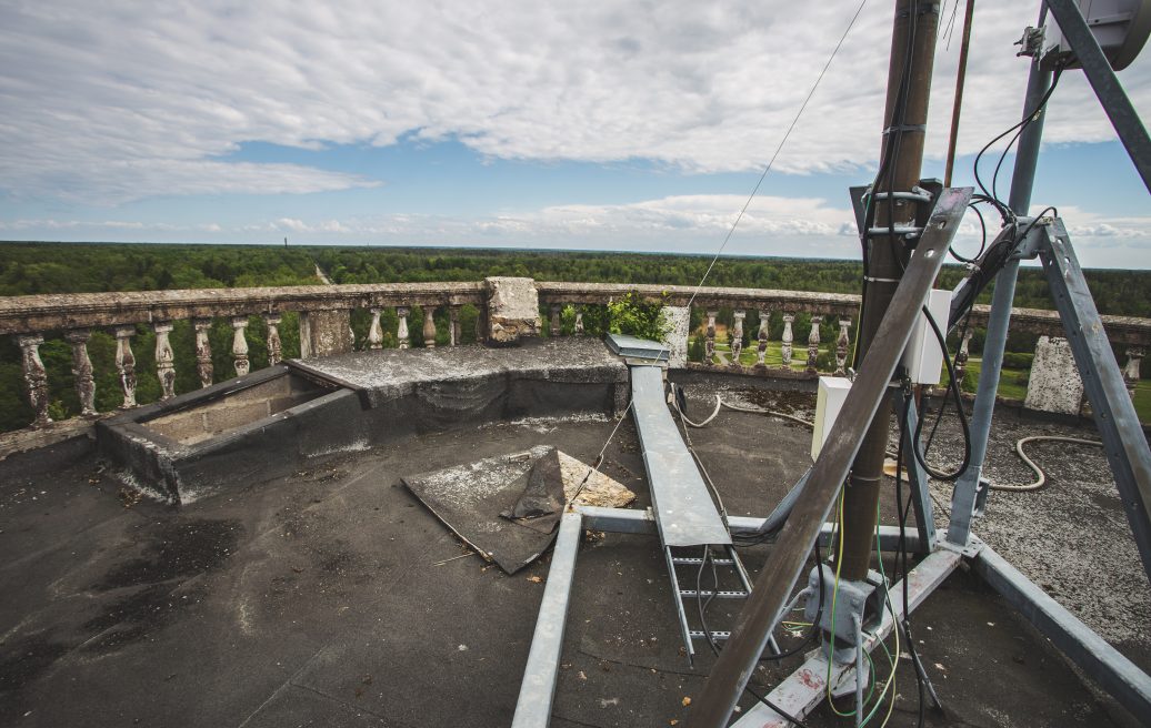 On the roof of the Ķemeru water tower, you can see the horizon with tree tops