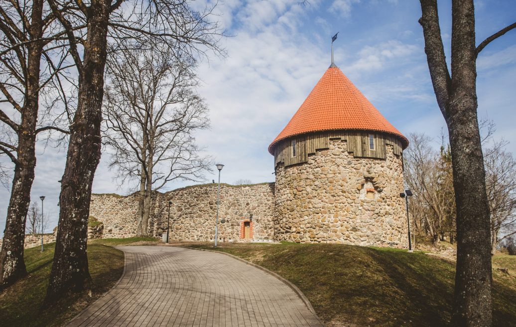 Alūksnes pils dienvidu tornis un torņa mūris