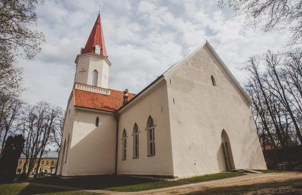 Smiltenes evaņģēliski luteriskās baznīcas ēka ar baltu apdari un brūnu jumtu