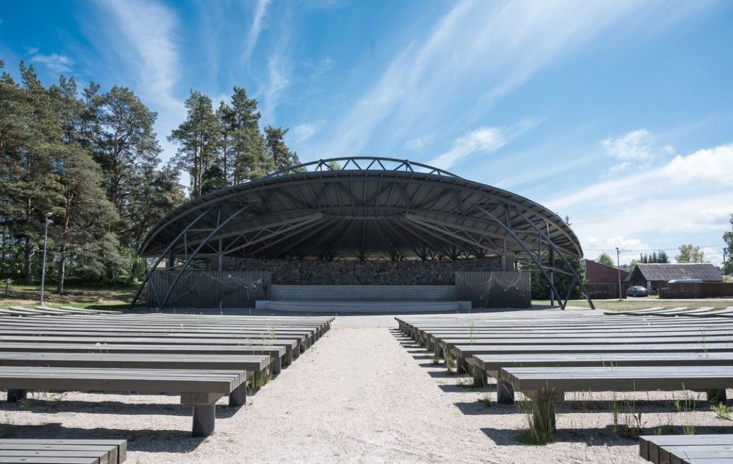 The front view of the Jegerlejas stage in Mersrags