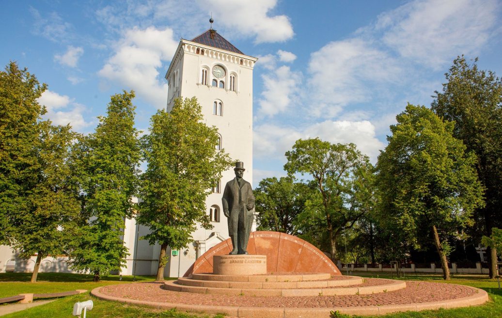 Jelgavas Sv. Trisvienibas Baznicas Tornis un Piemineklis veltīts Jānim Čakstem