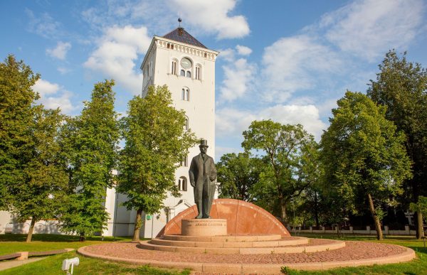 Jelgavas Sv. Trisvienibas Baznicas Tornis un Piemineklis veltīts Jānim Čakstem