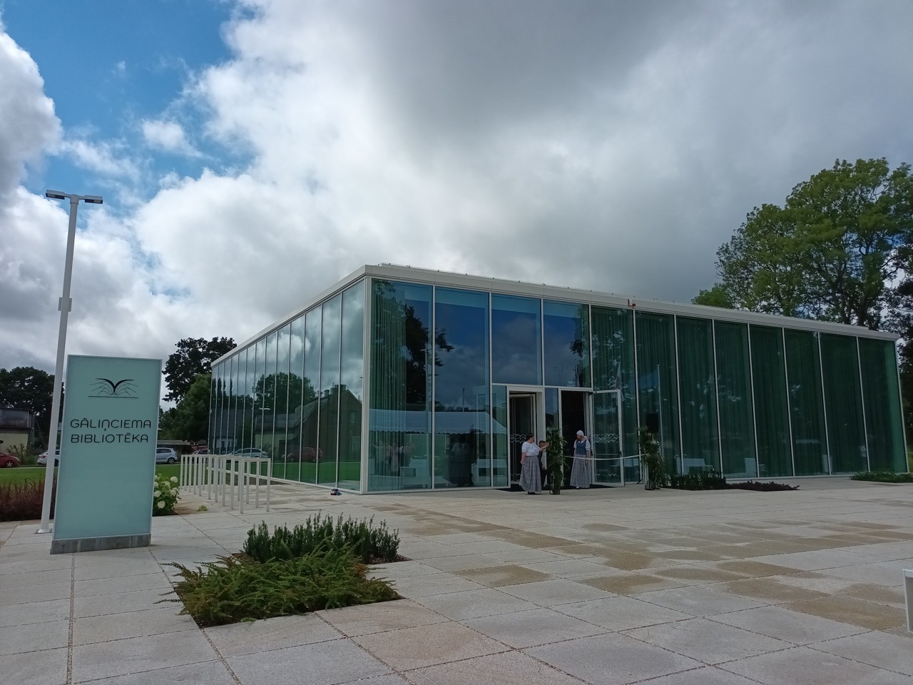 Gāliņciema bibliotēkas ēka uz mākoņaina debess fona
