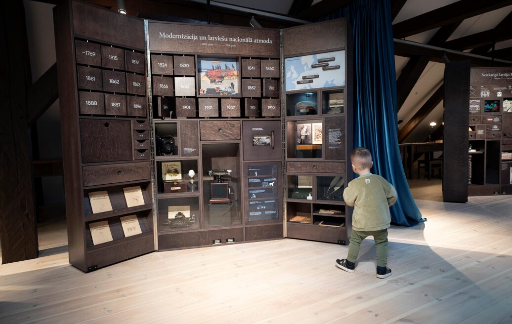 Mazs bērns pie izstādes eksponāta Latvijas Nacionālajā vēstures muzejā