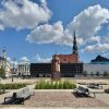 Strēlnieku laukums ar apmeklētājiem saulainā dienā