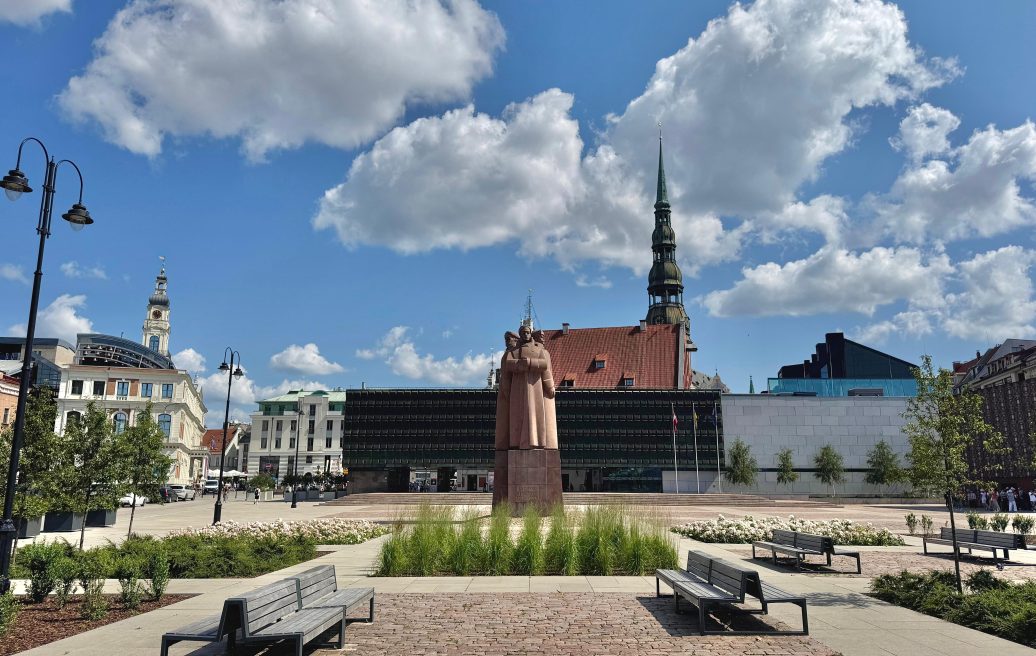 Strēlnieku laukums ar apmeklētājiem saulainā dienā