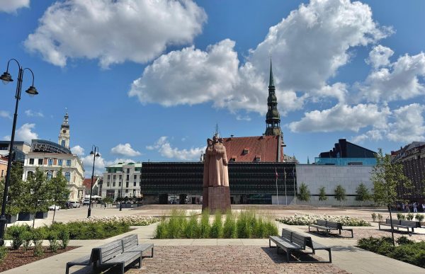 Strēlnieku laukums ar apmeklētājiem saulainā dienā