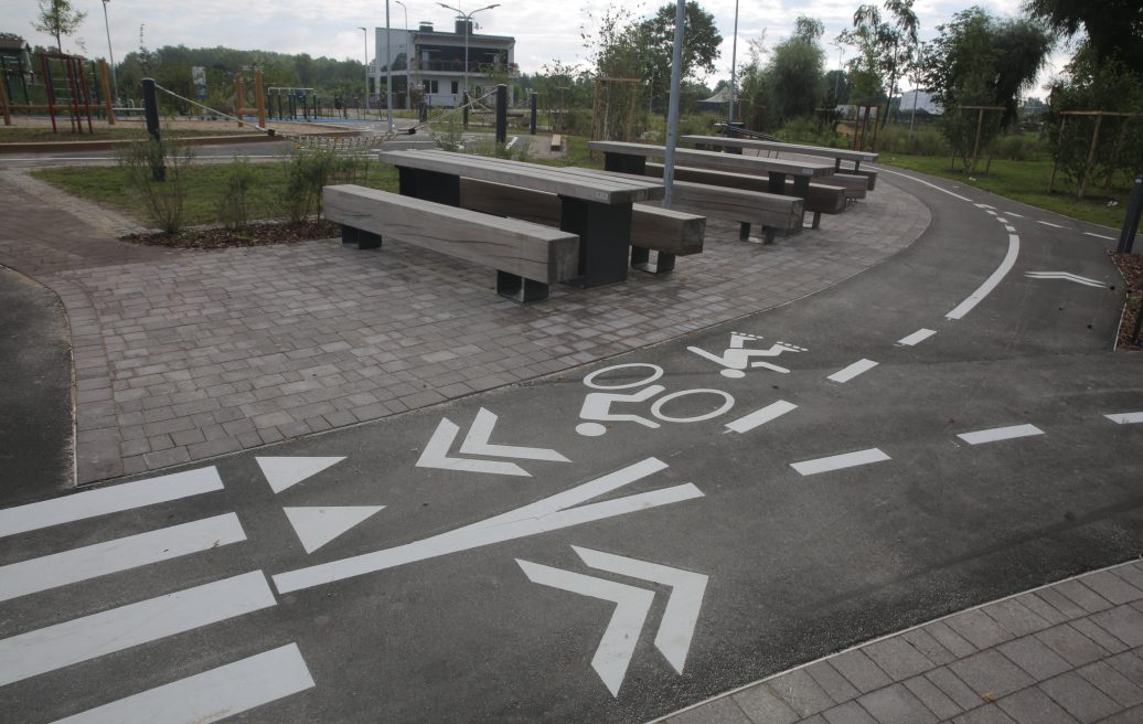 Cycling path and picnic tables in Pilssala
